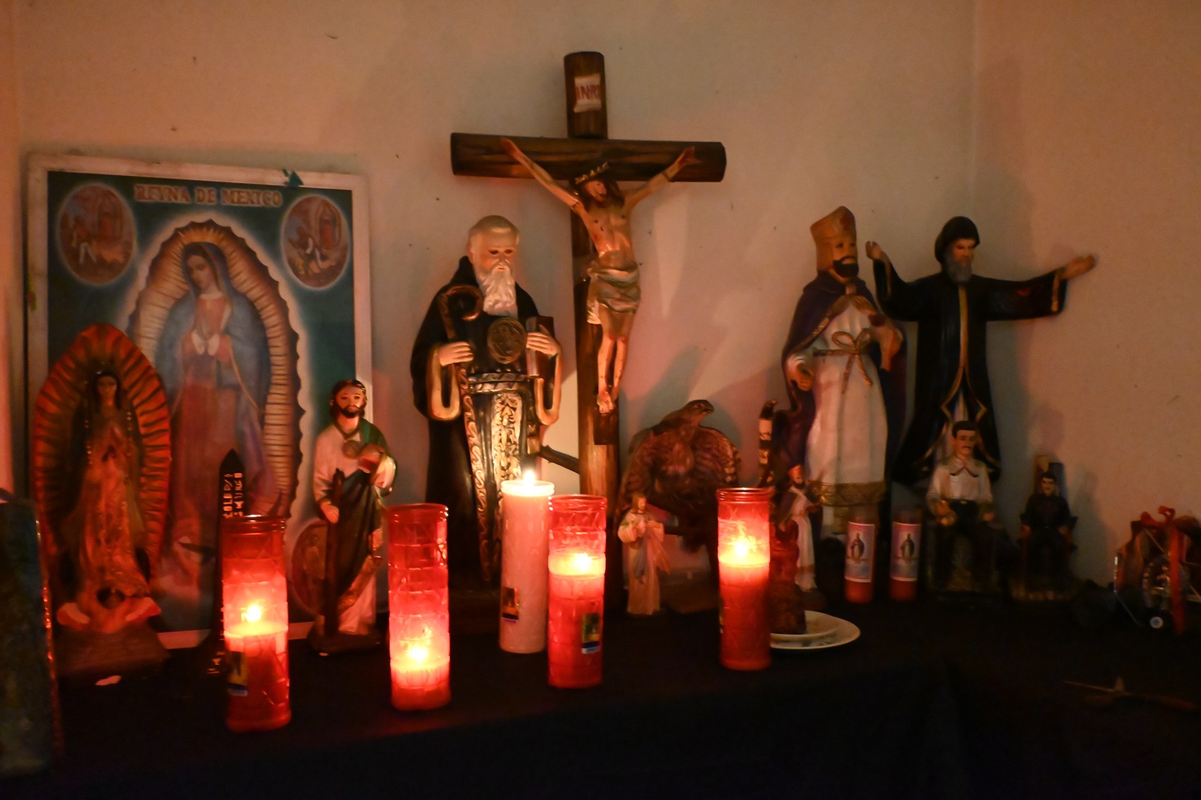 Altar con veladoras encendidas