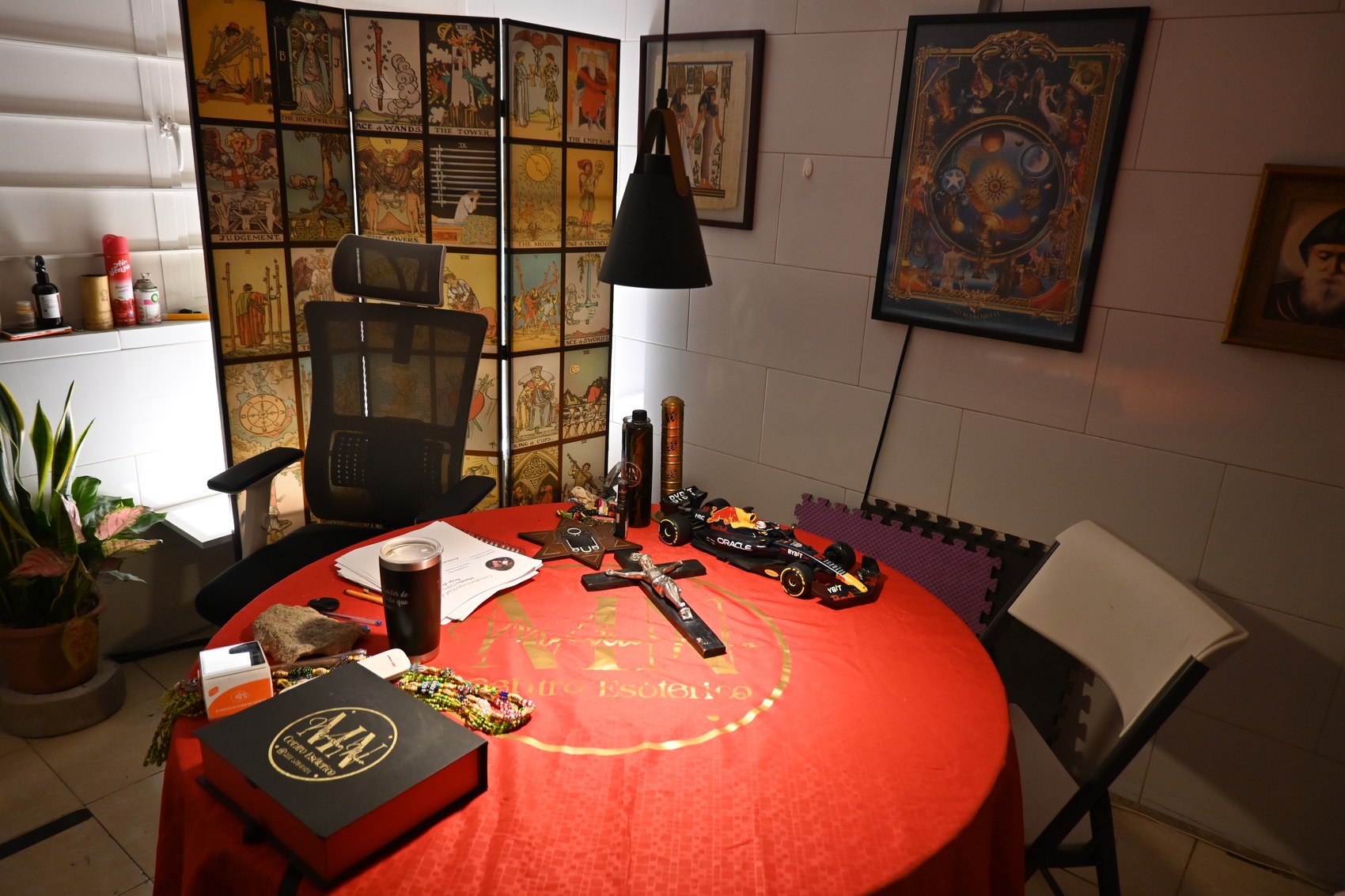 Biombo con los arcanos del tarot y la mesa de trabajo