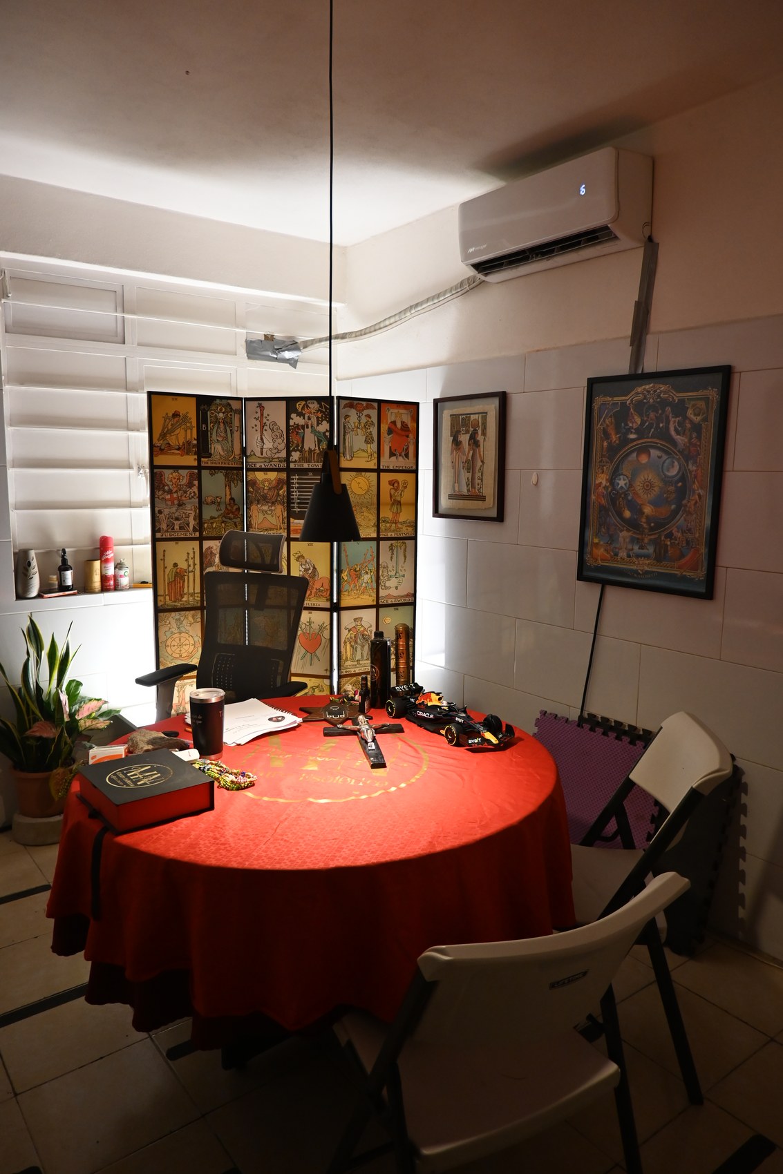 Consultorio de Maestro Niko en Puebla, con biombo de tarot y mesa de trabajo