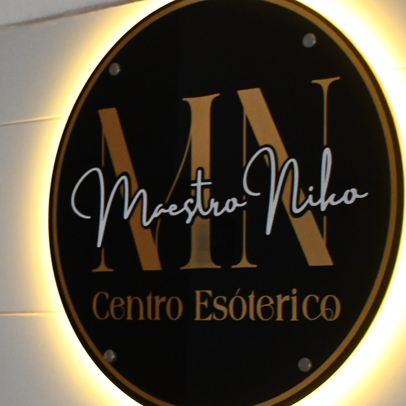 Letrero luminoso de Maestro Niko Centro Esotérico en Puebla
