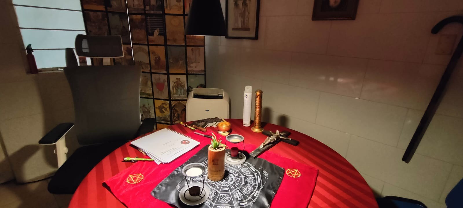 Mesa preparada para una limpia en el consultorio de Maestro Niko